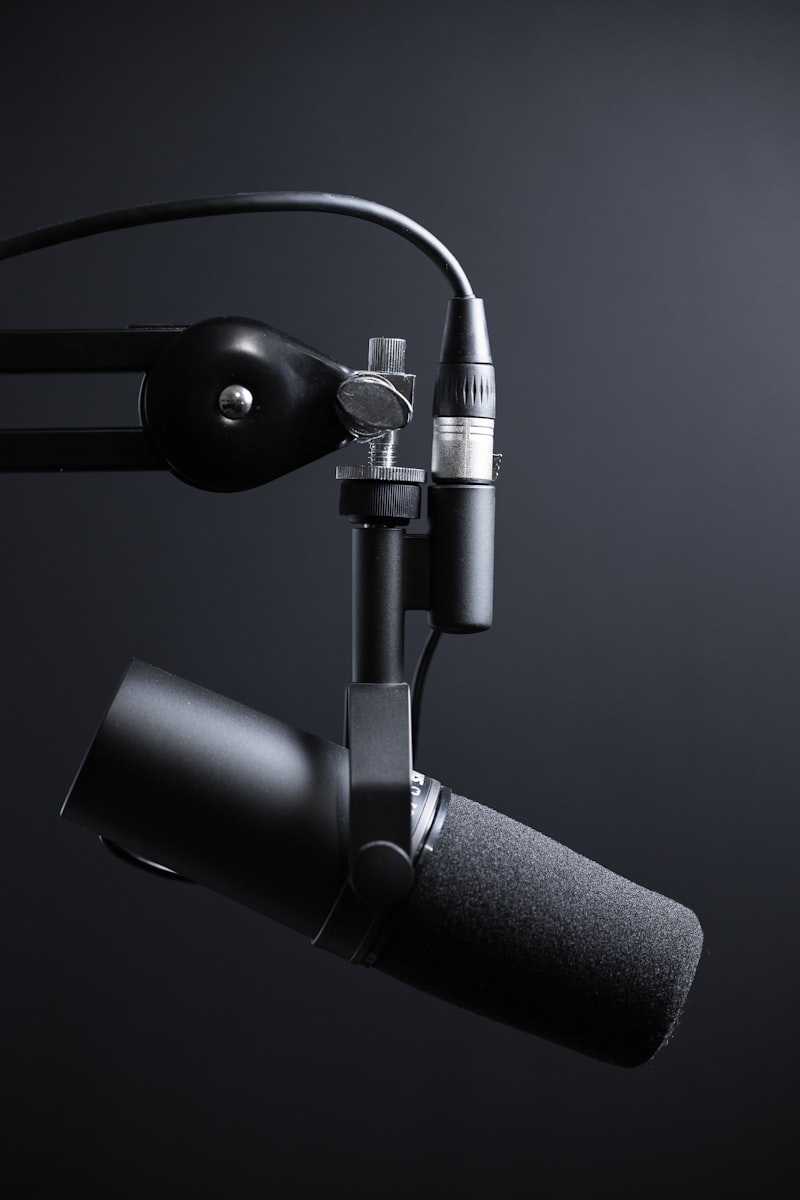 Podcast-Aufnahmestudio mit Mikrofonen und Kameras